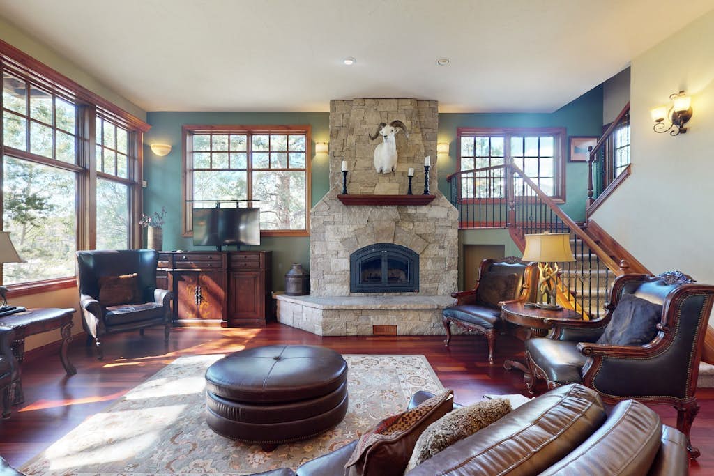Luxury mountain estate w/ private hot tub, home theater, two W/Ds, & spa