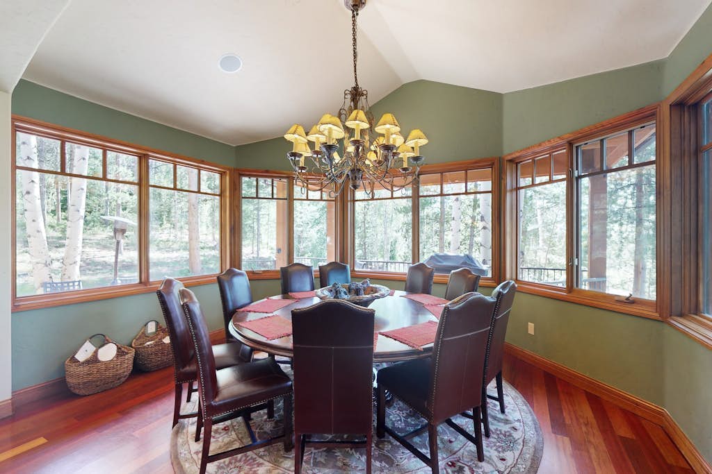 Luxury mountain estate w/ private hot tub, home theater, two W/Ds, & spa