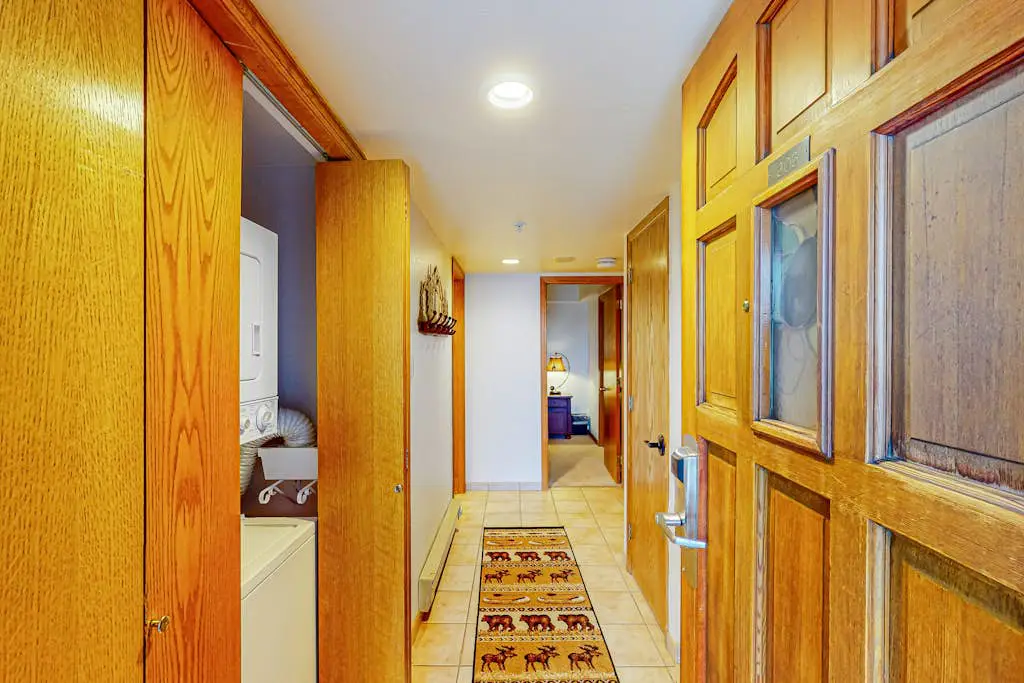 Torian Plum Plaza 606
