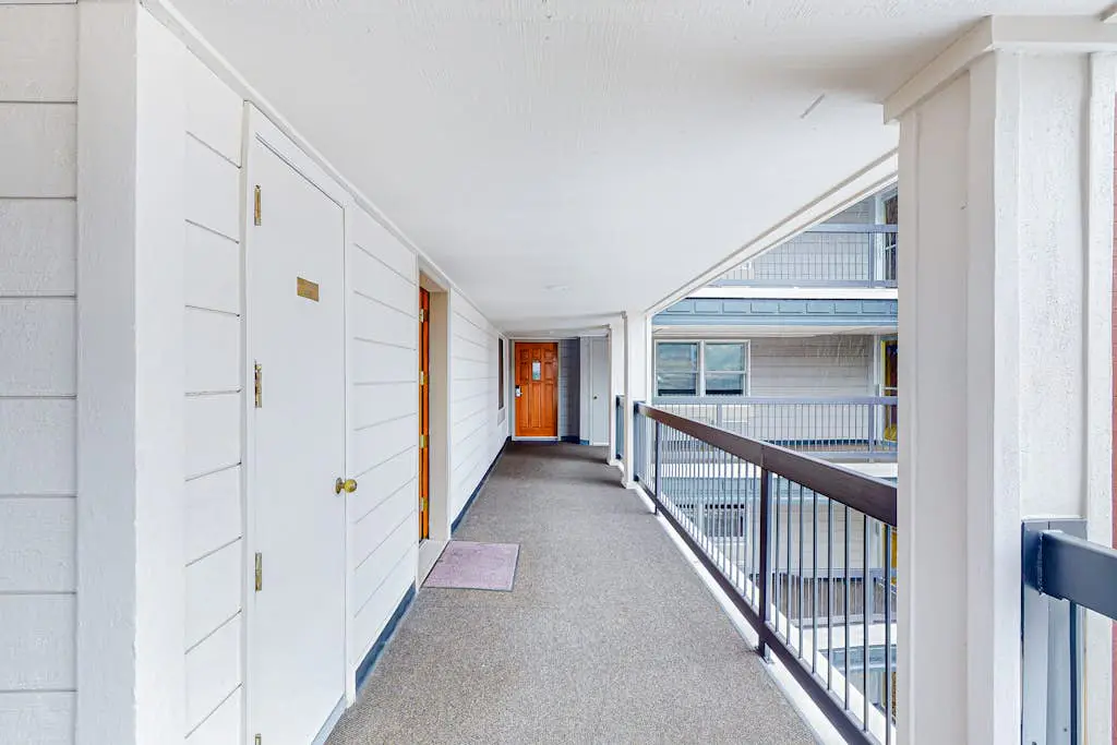 Torian Plum Plaza 606