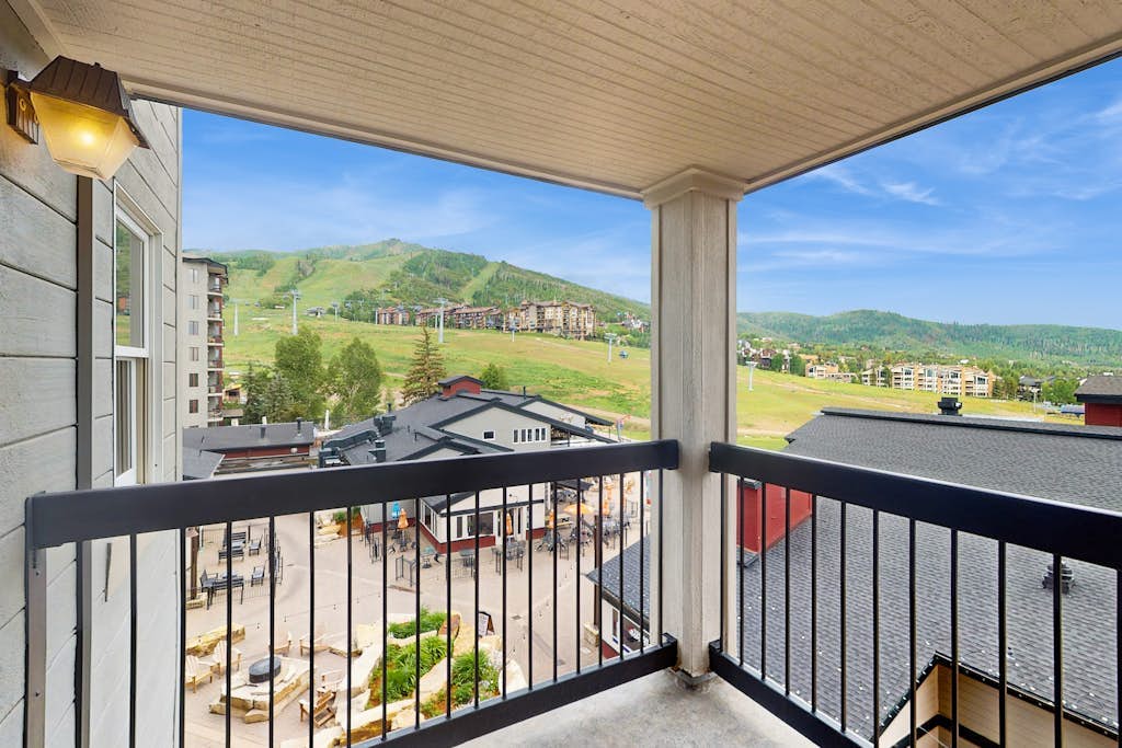 Conveniently located condo with wifi, shared pool & hot tub - walk to lifts