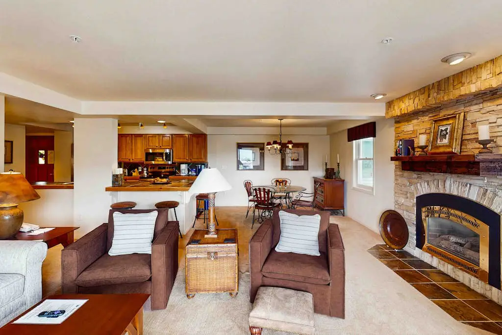 Torian Plum Plaza 403