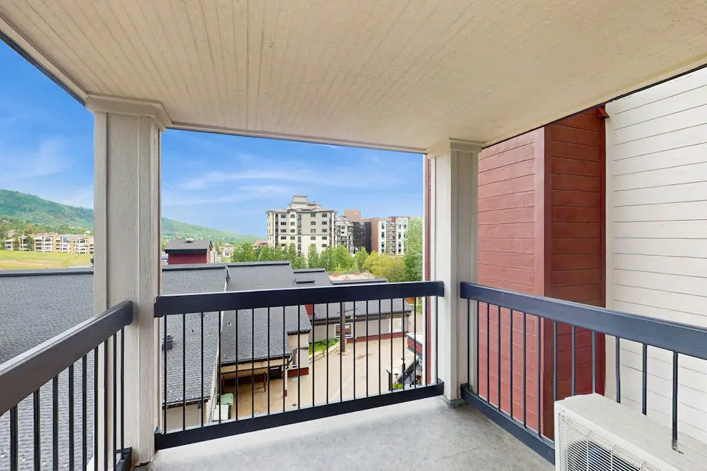 Torian Plum Plaza 403