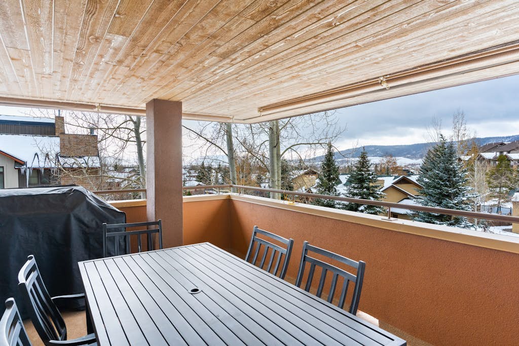 Modern centrally located condo with pool, hot tub, gym & easy walk to lifts