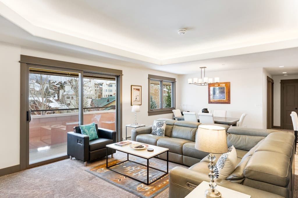 Modern centrally located condo with pool, hot tub, gym & easy walk to lifts