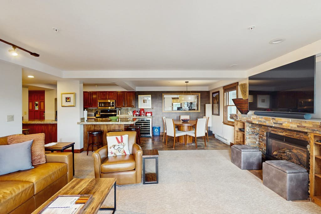 ski-in/out condo with fireplace, washer/dryer, pool, & hot tubs