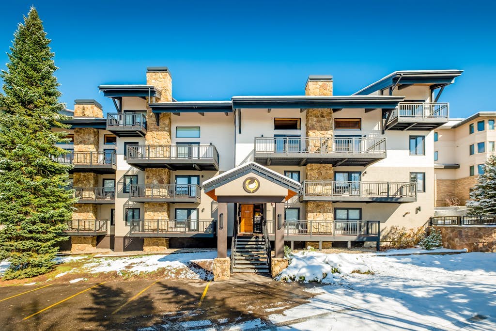 Ski-In/Ski-Out Condo w/ Gas Fireplace, Balcony & Shared Hot Tub