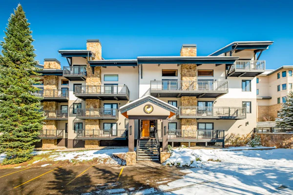 Ski-In/Ski-Out Condo w/ Gas Fireplace, Balcony & Shared Hot Tub