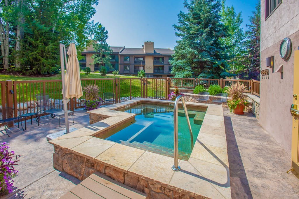Ski-In/Ski-Out Condo w/ Gas Fireplace, Balcony & Shared Hot Tub