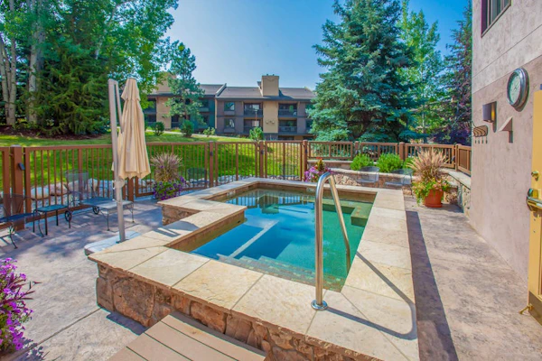 Ski-In/Ski-Out Condo w/ Gas Fireplace, Balcony & Shared Hot Tub