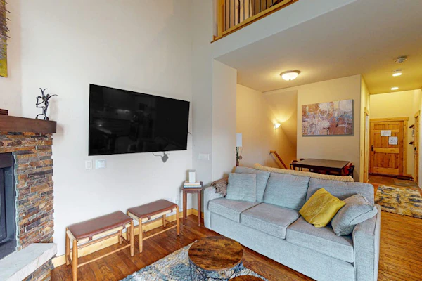 Dog-friendly Alpenglow townhome with gas fireplace, fast WiFi & great location
