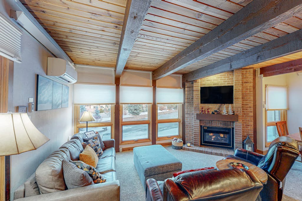 Rustic condo with fireplace, pool & hot tubs - walk mere blocks to ski base