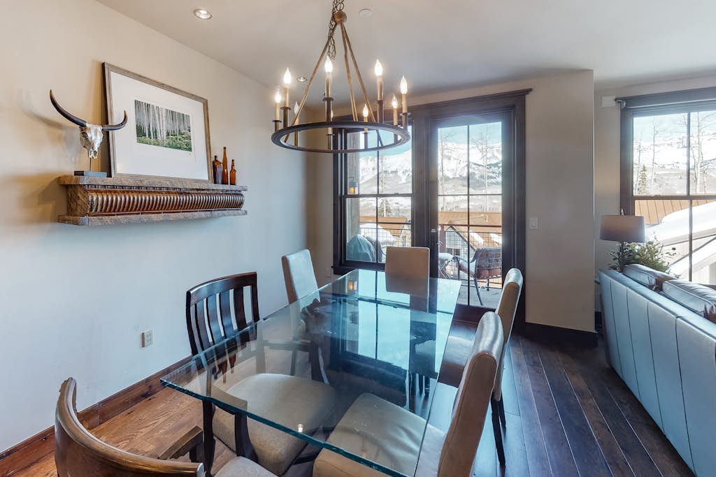 Warm & comfortable mountain condo in ski-in/out complex with balcony