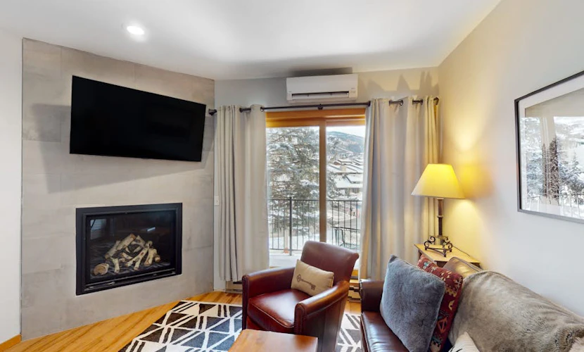 Stunning ski studio with pool, hot tub, firepit & mountain views - walk to lifts