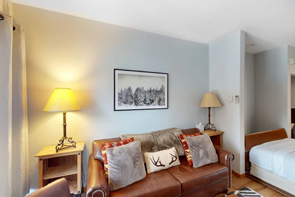 Stunning ski studio with pool, hot tub, firepit & mountain views - walk to lifts