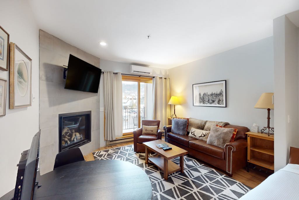 Stunning ski studio with pool, hot tub, firepit & mountain views - walk to lifts