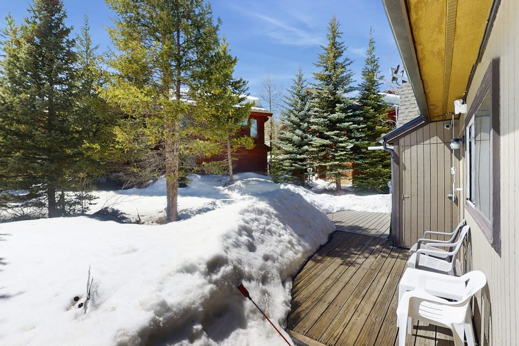 Cozy mountain-view house with full kitchen, dog-friendly & convenient location