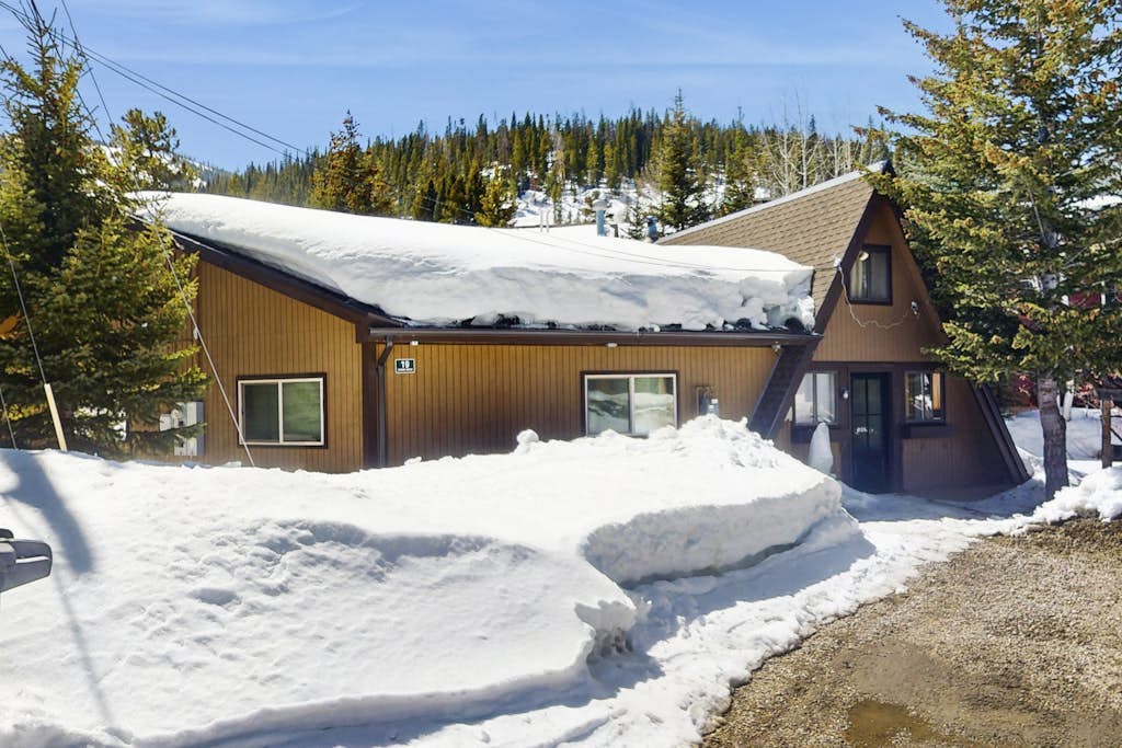 Cozy mountain-view house with full kitchen, dog-friendly & convenient location