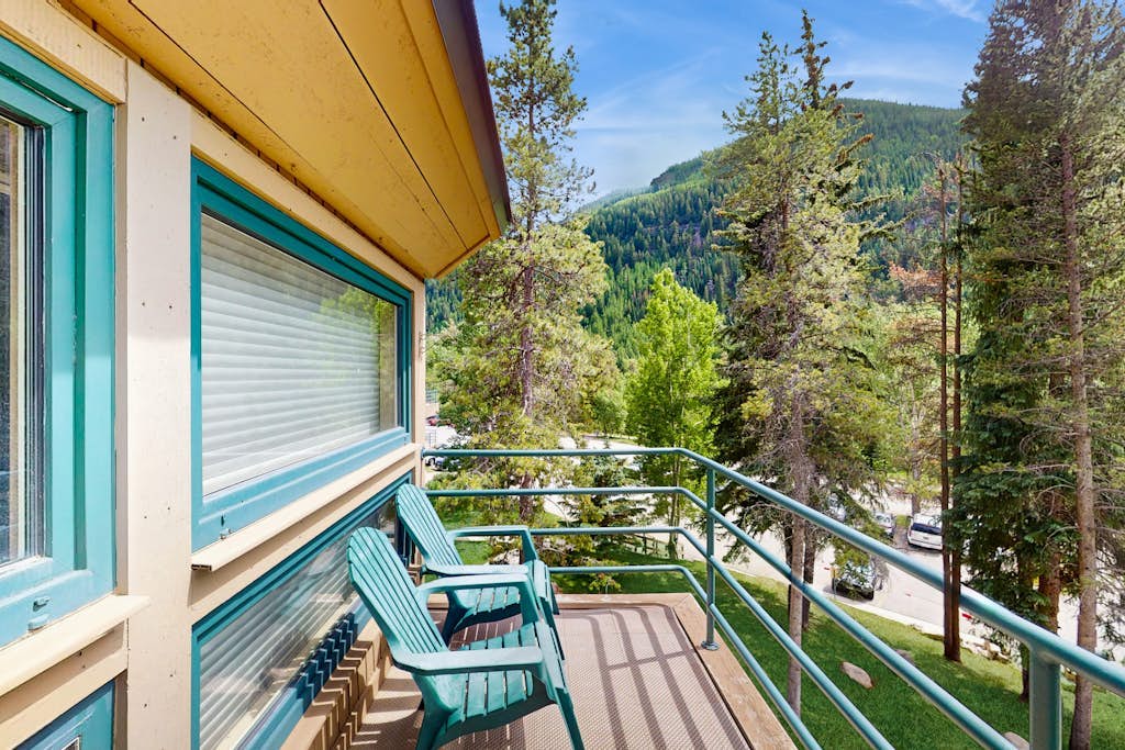 Cozy Home w/ Loft, Heated Pool & Hot Tub - Near Slopes, Bus Route