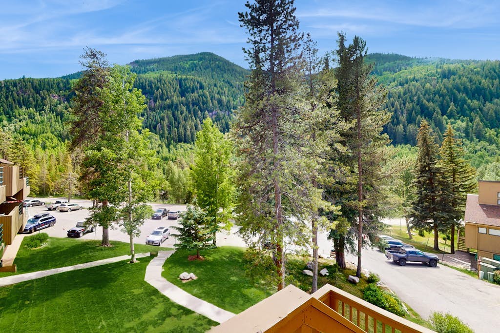 Cozy Home w/ Loft, Heated Pool & Hot Tub - Near Slopes, Bus Route