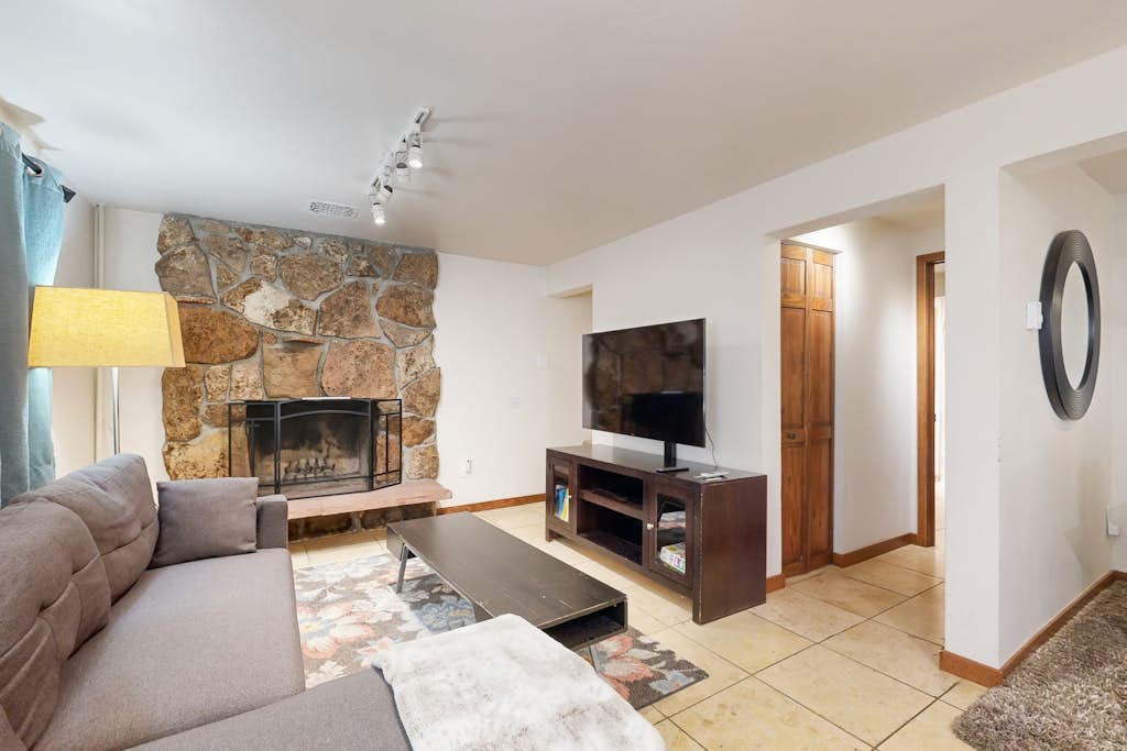 Cozy Alpine Studio w/ High-End Mattresses, Hot Tub & Full Kitchen