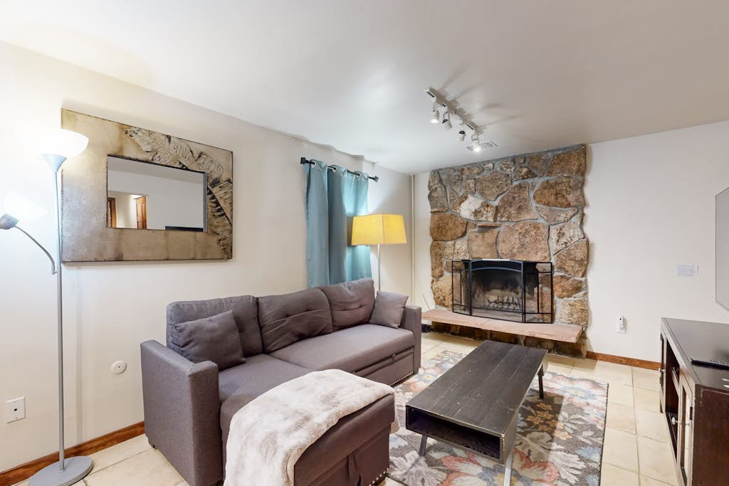 Cozy Alpine Studio w/ High-End Mattresses, Hot Tub & Full Kitchen