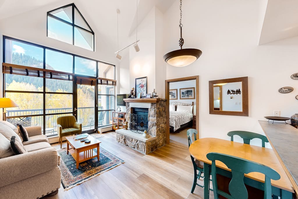 Beautiful condo with gas fireplace, WiFi, private washer/dryer, & mountain view