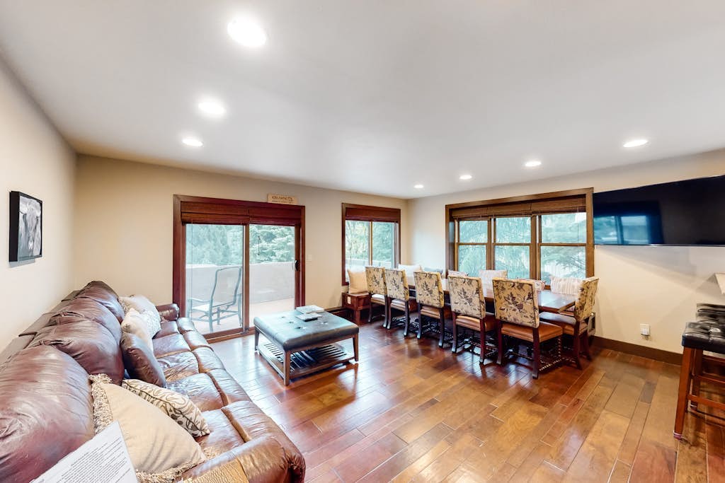 Delightful ski condo with private hot tub, easy slope access & modern interior