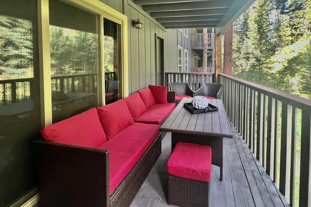 Mtn-view condo with in/out pools, hot tub, fireplace, great views, rec center