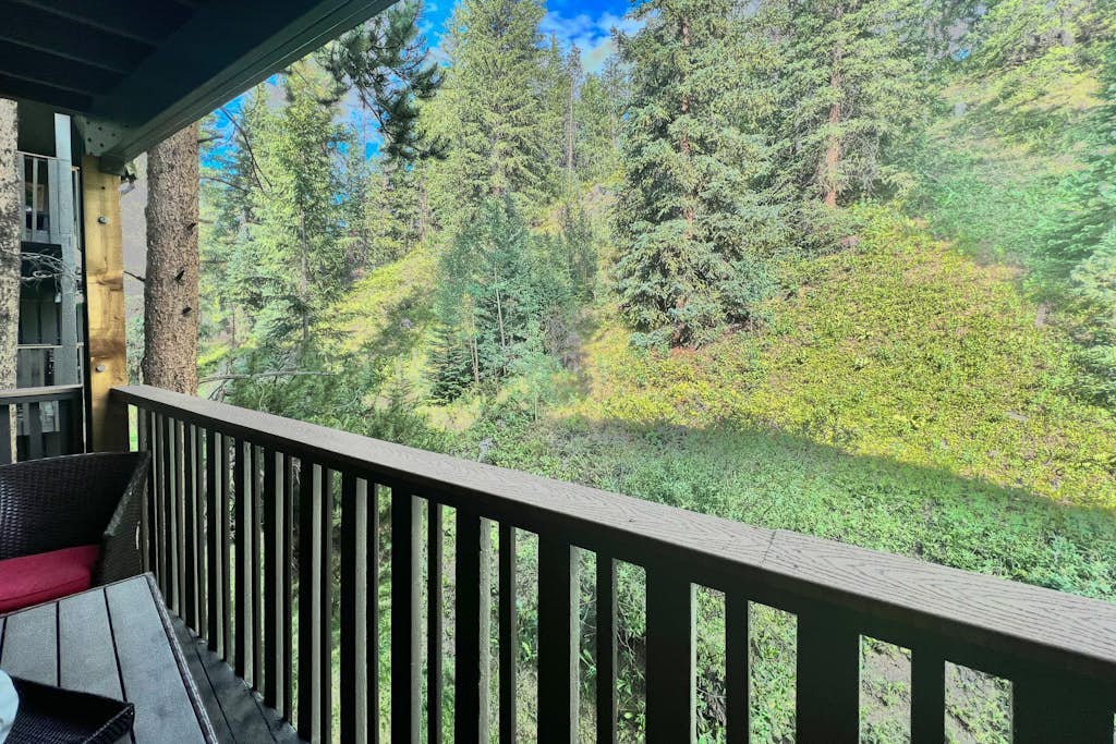 Mtn-view condo with in/out pools, hot tub, fireplace, great views, rec center