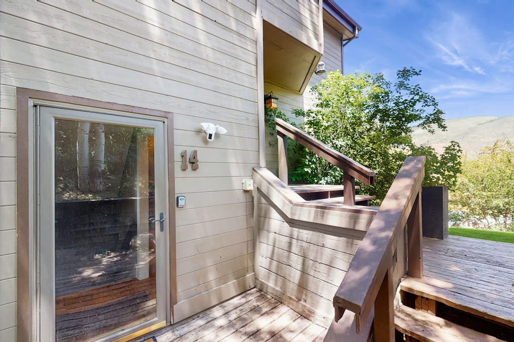 Three-story townhome on the golf course with 2 fireplaces