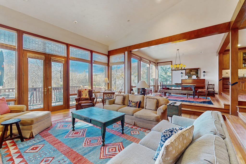 Elegant Aspen townhouse with an inviting deck, fireplace, and washer/dryer