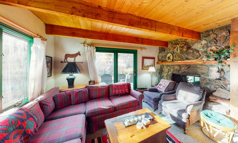 Lovely Riverfront Home w/Private Washer/Dryer, Fireplaces - Close to Ski Resorts