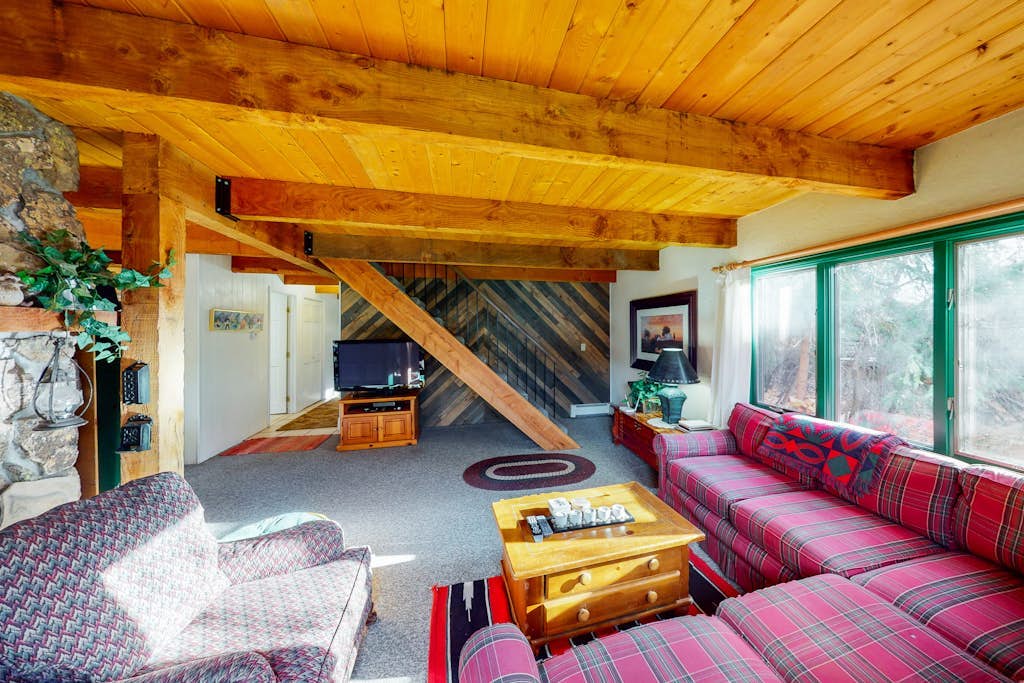 Lovely Riverfront Home w/Private Washer/Dryer, Fireplaces - Close to Ski Resorts