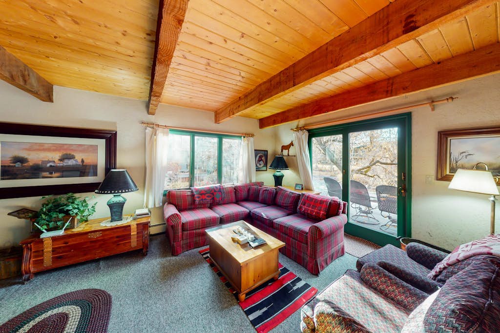 Lovely Riverfront Home w/Private Washer/Dryer, Fireplaces - Close to Ski Resorts