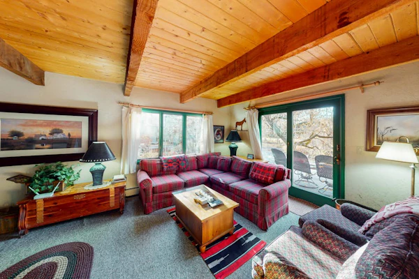 Lovely Riverfront Home w/Private Washer/Dryer, Fireplaces - Close to Ski Resorts