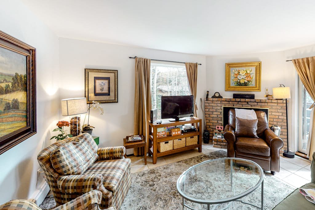 Welcoming mountain suite with balcony & fireplace