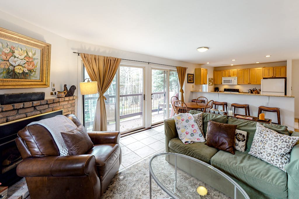 Welcoming mountain suite with balcony & fireplace