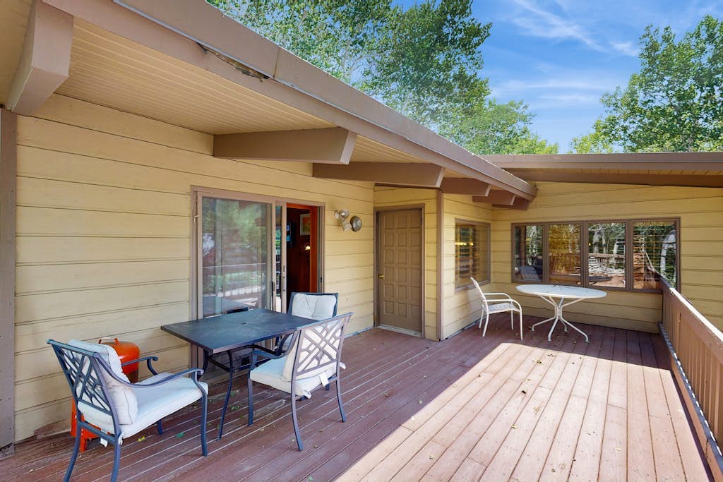 Fantastic Aspen Gem Near Downtown w/ Free WiFi, Large Deck & Skiing Nearby