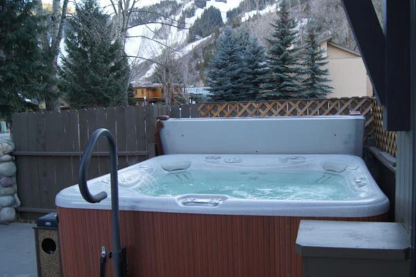 Main St room - pool & hot tub - walk to lifts, dog-friendly, 3rd floor balcony