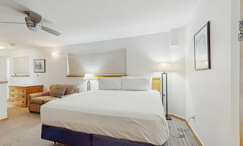 Main St room - pool & hot tub - walk to lifts, dog-friendly, 3rd floor balcony