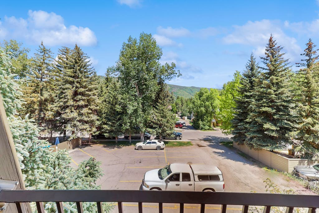 Main St room - pool & hot tub - walk to lifts, dog-friendly, 3rd floor balcony