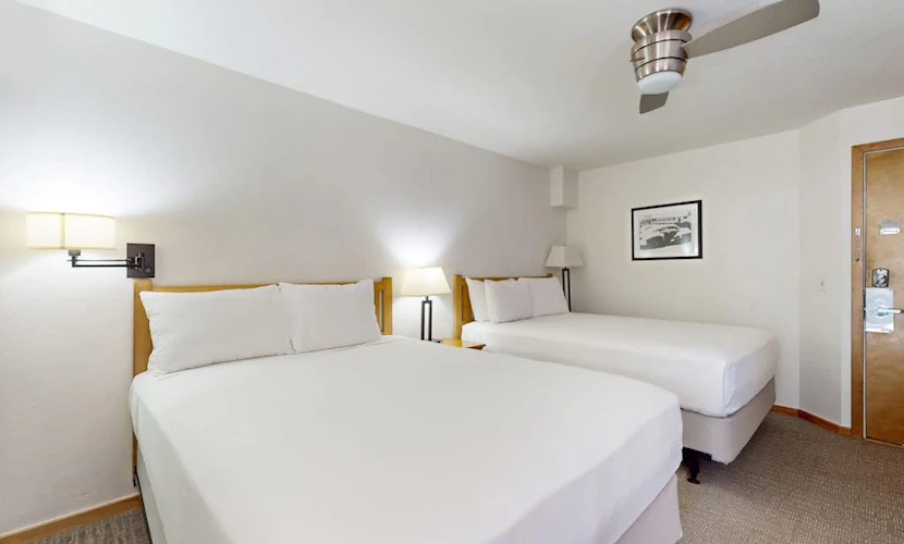 Main Street studio - pool & hot tub - walk to lifts, dog-friendly, balcony
