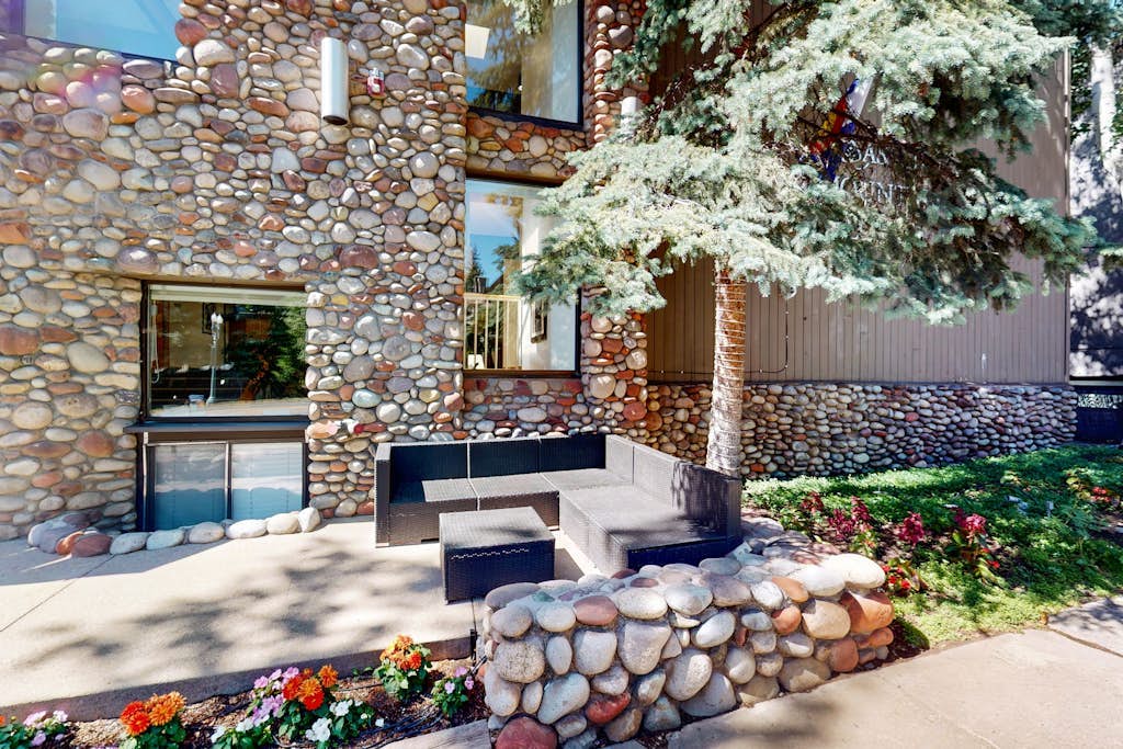 Main Street studio - pool & hot tub - walk to lifts, dog-friendly, balcony