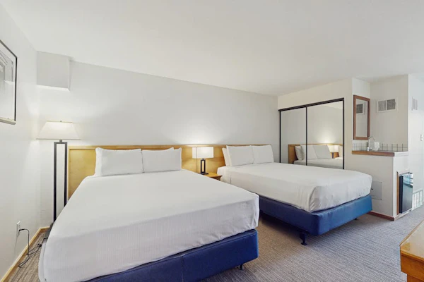 Main Street studio - pool & hot tub - walk to lifts, dog-friendly, third floor