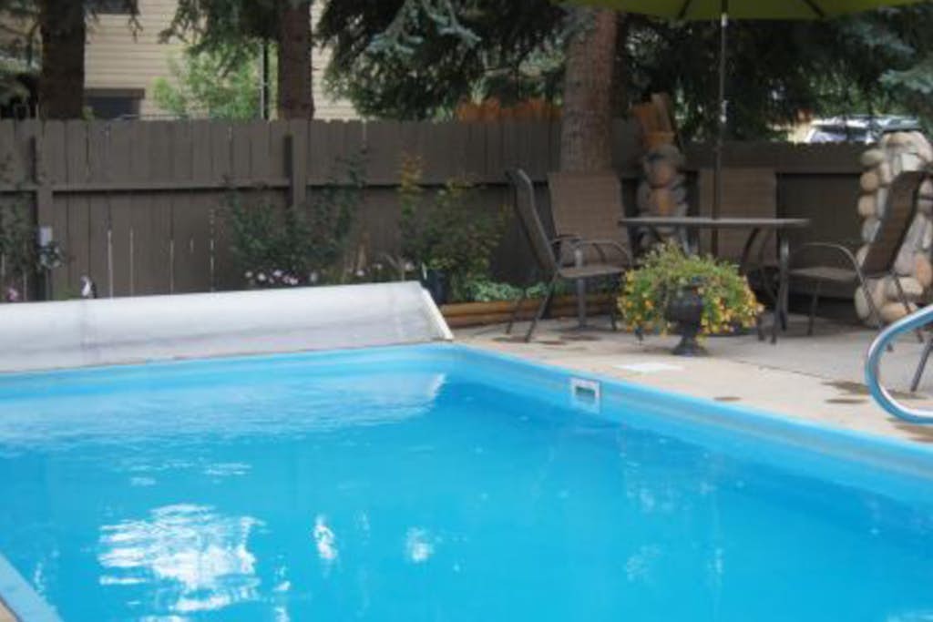Main Street studio - pool & hot tub - walk to lifts, dog-friendly, third floor