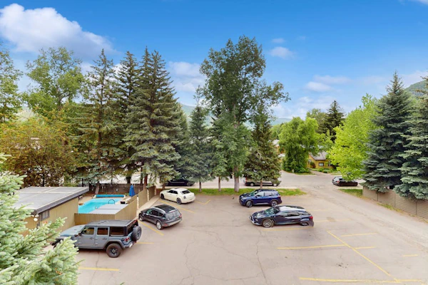 Main Street gem - pool & hot tub - walk to lifts, dog-friendly, balcony