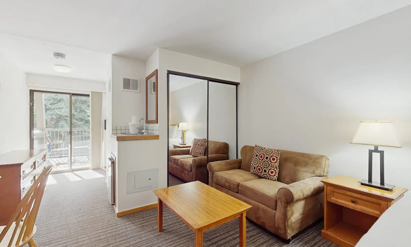 Main Street room - pool & hot tub - walk to lifts, dog-friendly, balcony
