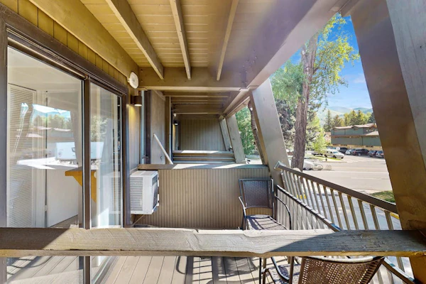 Main Street room - pool & hot tub - walk to lifts, dog-friendly, balcony