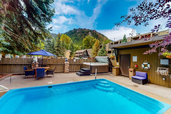 Main Street room - pool & hot tub - walk to lifts, dog-friendly, balcony